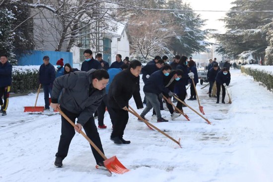 中國(guó)船舶風(fēng)帆公司積極組織掃雪，確保員工出行安全